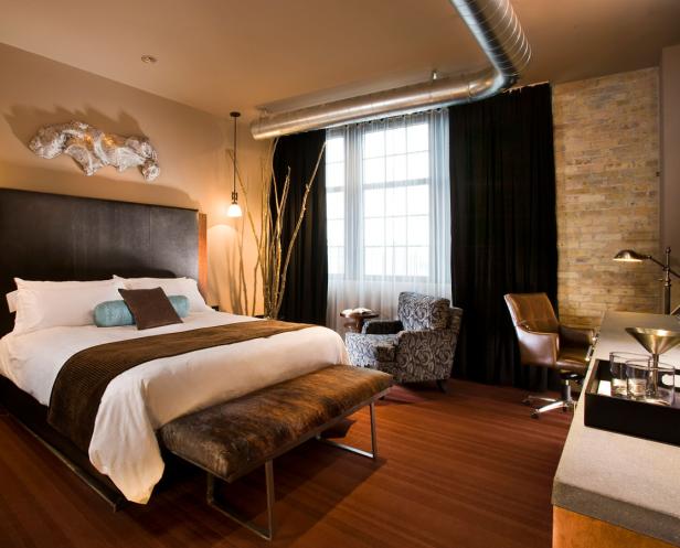 Ein Hotelzimmer mit einem großen Bett, einem Schreibtisch und Sesseln.