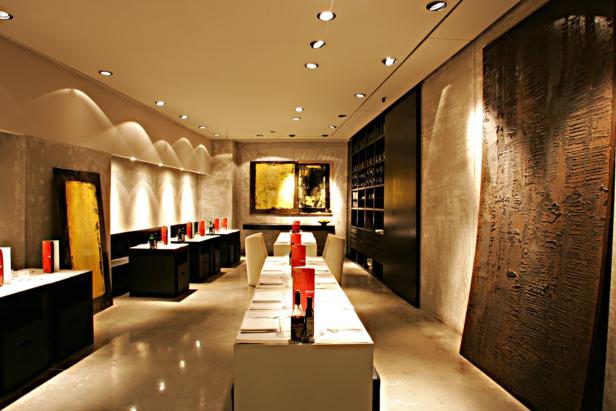 Ein elegant gedeckter Tisch in einem modernen Restaurant mit Kunstwerken an den Wänden.