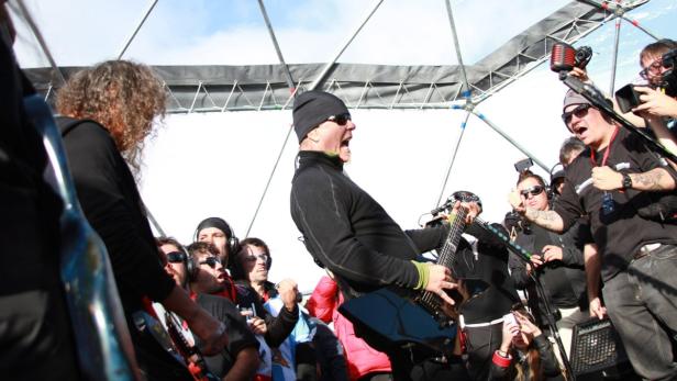 James Hetfield von Metallica spielt Gitarre vor einer Menschenmenge.