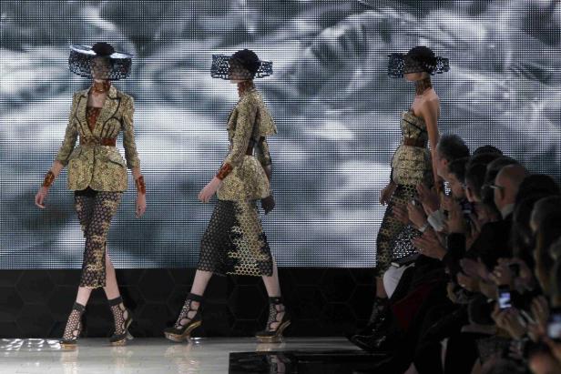 Models present creations by British designer Sarah London Fashion Week ab sofort auch für "Normalos"