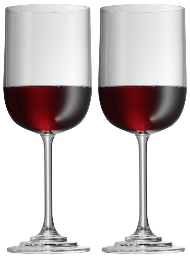 Zwei Weingläser sind mit Rotwein gefüllt.