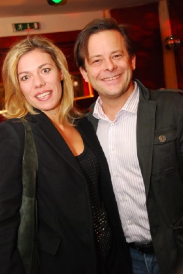 Eine Frau und ein Mann posieren für ein Foto.