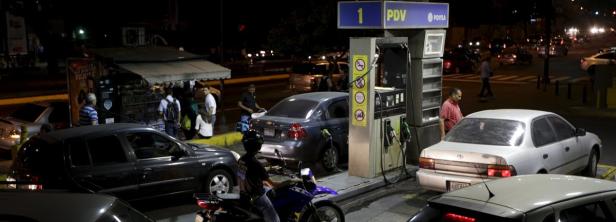 Tankstellen in Venezuela sind gut besucht Venezuela erhöht erstmals seit 20 Jahren Benzinpreis