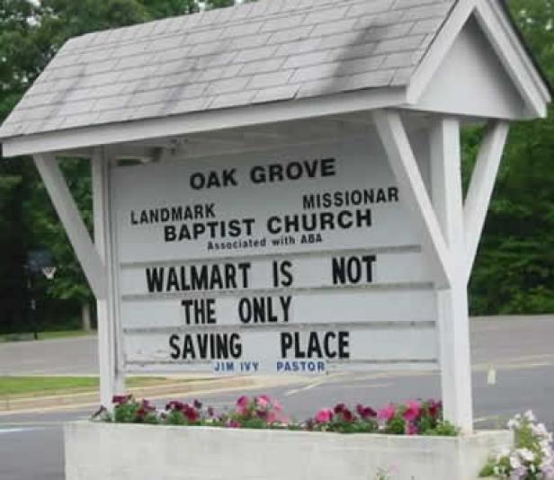 Ein Schild der Oak Grove Landmark Missionary Baptist Church mit dem Slogan „Walmart ist nicht der einzige Ort, um zu sparen“.