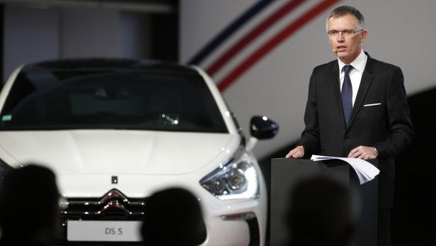 Ein Mann hält eine Präsentation neben einem weißen DS 5 Auto.