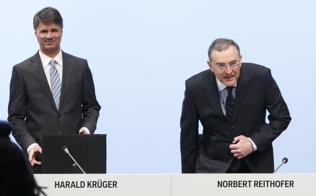 Harald Krüger und Norbert Reithofer bei einer Präsentation.