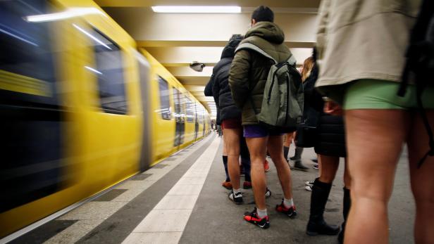 200 fahren in Berlin nur in Unterhosen U-Bahn