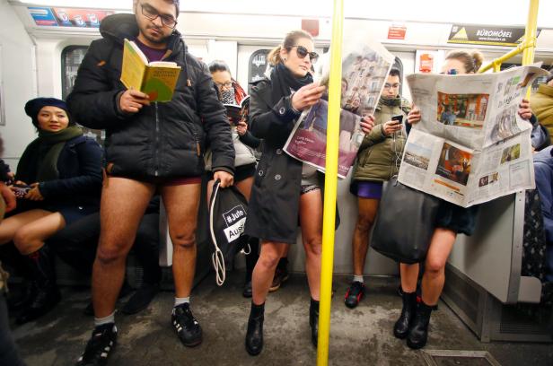 200 fahren in Berlin nur in Unterhosen U-Bahn