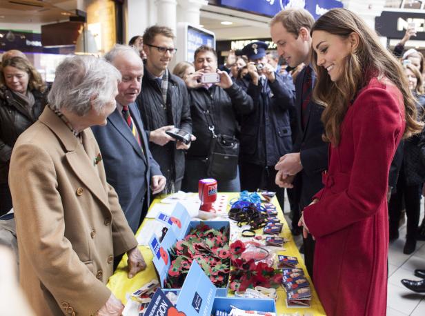 Das Royale Paar am London Poppy Day 2013 Kate heizt Schwangerschafts-Gerüchte an