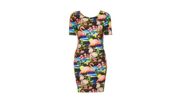 Ein eng anliegendes Kleid mit einem Muster aus Flamingos und Blumen.