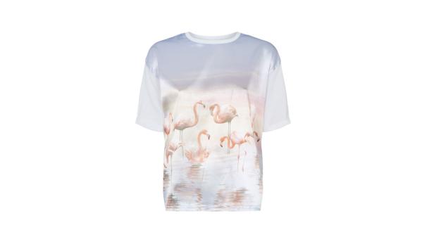 Ein weißes T-Shirt mit einem Aufdruck von Flamingos, die im Wasser stehen.