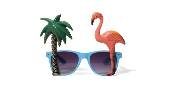 Eine blaue Sonnenbrille mit einer kleinen Palme und einem Flamingo an den Seiten.
