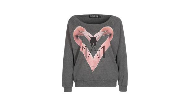 Ein graues Sweatshirt mit einem Flamingo-Herz und dem Schriftzug „Miami“.
