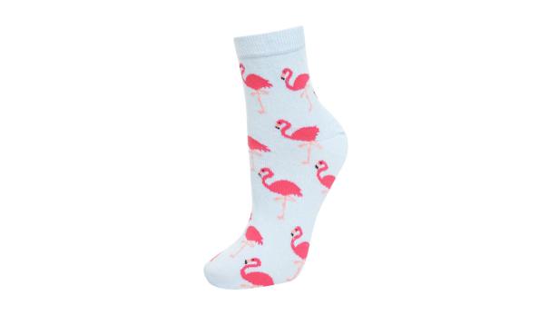 Eine hellblaue Socke mit rosa Flamingo-Muster.