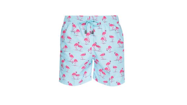 Eine hellblaue Badeshorts mit einem Muster aus rosa Flamingos.