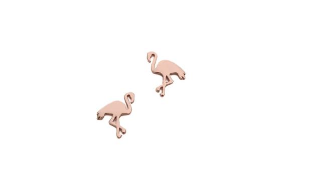 Zwei roségoldene Ohrstecker in Form von Flamingos auf einem weißen Hintergrund.