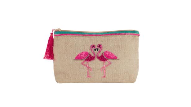 Eine beige Stofftasche mit zwei aufgestickten, pinkfarbenen Flamingos.