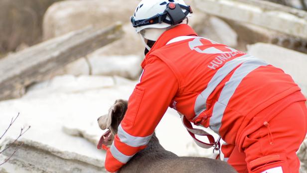 Retter im Wetterstress: Männer aus Fluten und von Berg geborgen