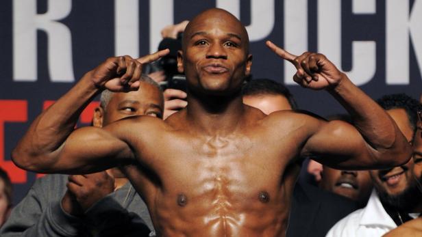 Floyd Mayweather posiert mit nacktem Oberkörper und zeigt mit den Fingern auf seinen Kopf.