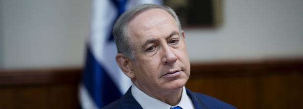 Benjamin Netanjahu vor einer israelischen Flagge.