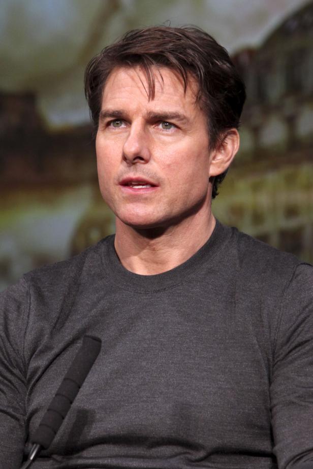 Porträt von Tom Cruise vor einem unscharfen Hintergrund.