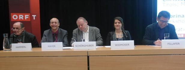 Fünf Personen sitzen an einem Tisch bei einer Veranstaltung des ORF Tirol.