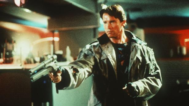 Arnold Schwarzenegger als Terminator mit einer Waffe in der Hand.