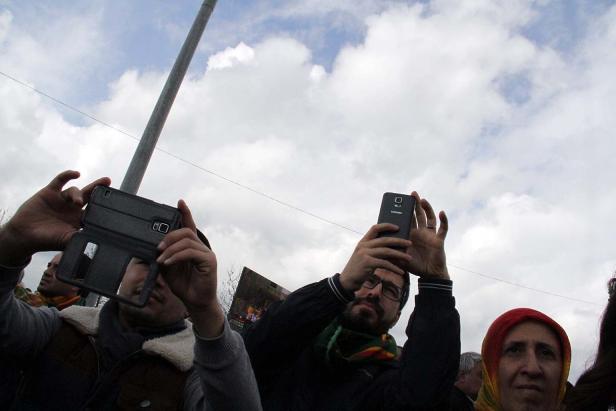 Menschen fotografieren mit ihren Smartphones in den Himmel.