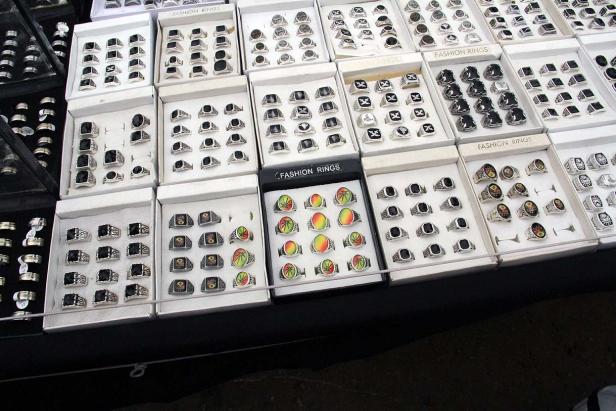 Eine Auslage mit verschiedenen Modeschmuckringen in weißen Schachteln.