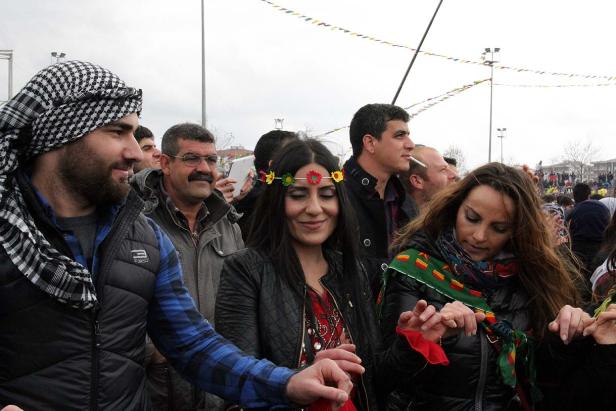 Eine Gruppe von Menschen tanzt auf einer Veranstaltung im Freien.