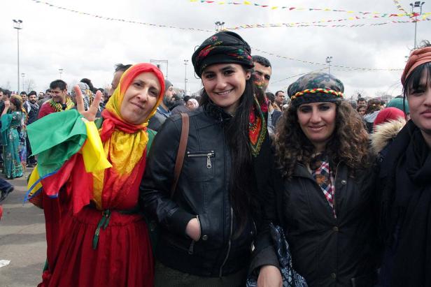Eine Gruppe von Frauen, einige in traditioneller kurdischer Kleidung, posiert für ein Foto.