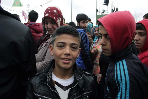 Eine Gruppe von Menschen, darunter mehrere Jugendliche, steht beieinander.