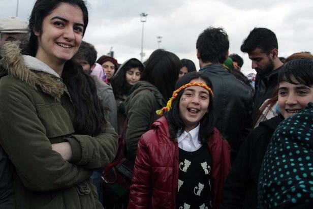 Eine Gruppe junger Menschen steht zusammen, ein Mädchen hat „YKK“ auf die Stirn geschrieben.