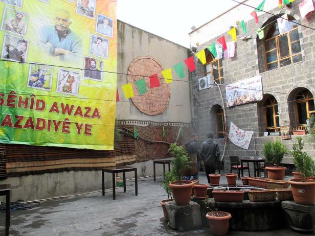 Ein Innenhof mit politischer Dekoration und mehreren Pflanzgefäßen.