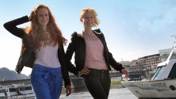Selina und Shari (v. li.) üben an der Donaulände für den Catwalk.