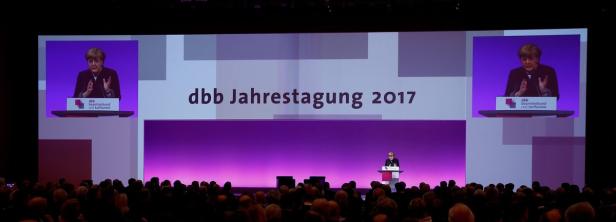 Angela Merkel spricht auf der dbb Jahrestagung 2017 vor einem großen Publikum.
