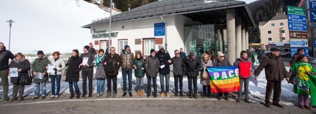 Menschenkette am Brenner mit bis zu 200 Teilnehmern