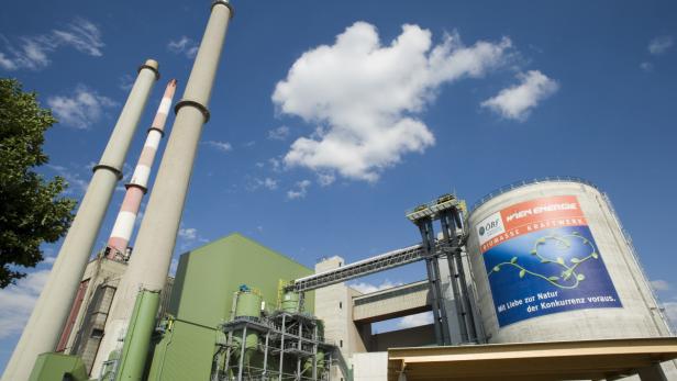 Das Biomasse-Kraftwerk Wien-Energie mit seinen markanten Schornsteinen vor blauem Himmel.