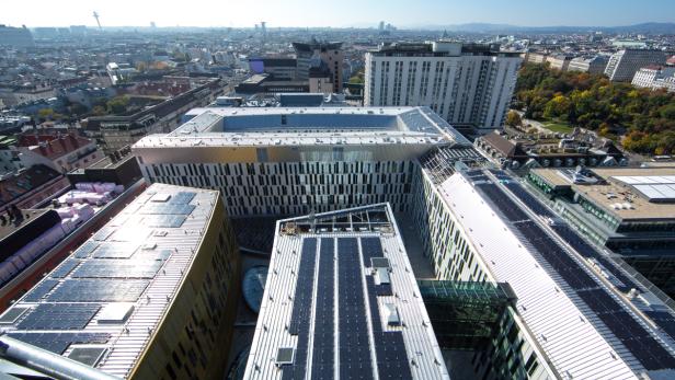 Blick über Wien mit modernen Gebäuden und Solaranlagen auf den Dächern.