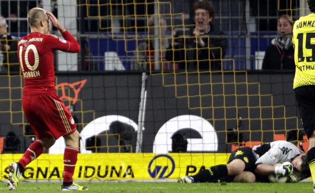Arjen Robben enttäuscht nach einem vergebenen Torschuss, während der Torwart am Boden liegt.