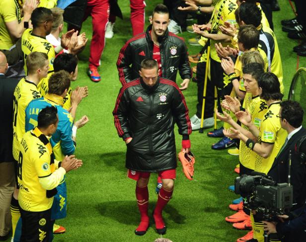 Arjen Robben geht durch ein Spalier klatschender Spieler.