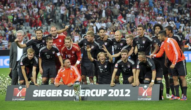 Die Mannschaft des FC Bayern München feiert den Gewinn des Supercups 2012.