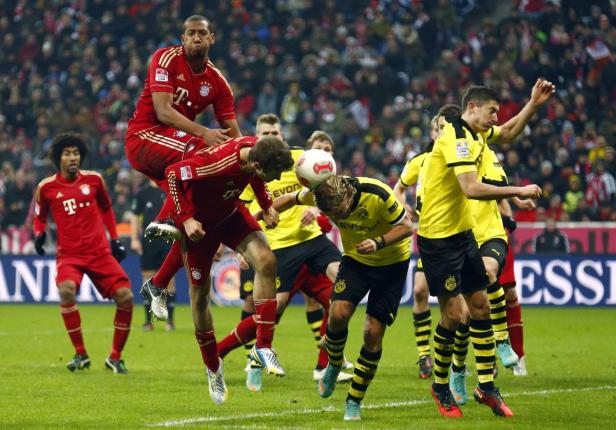 Fußballspieler kämpfen um den Ball während eines Spiels.