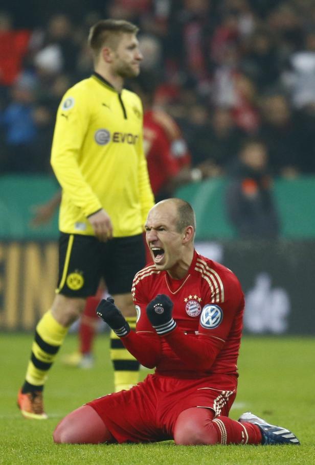 Arjen Robben jubelt auf dem Rasen, ein Spieler von Borussia Dortmund im Hintergrund.