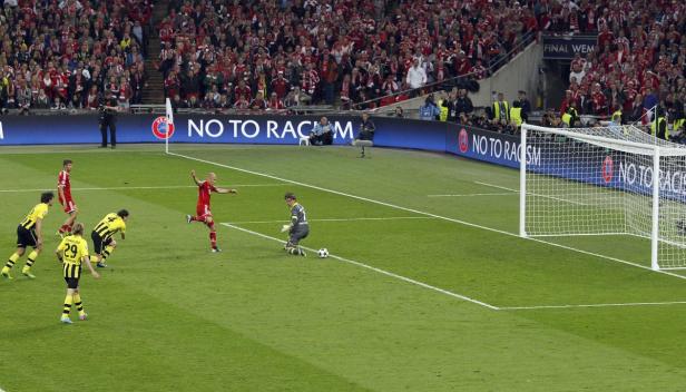 Arjen Robben erzielt ein Tor für Bayern München im Spiel gegen Borussia Dortmund.