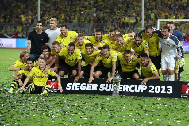 Die Mannschaft von Borussia Dortmund feiert den Gewinn des Supercups 2013.