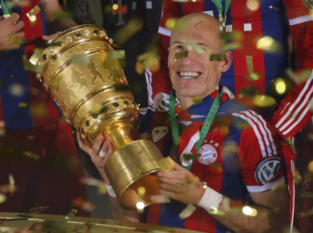 Arjen Robben feiert mit dem DFB-Pokal im Konfettiregen.
