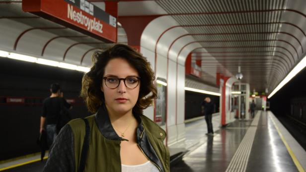 Randalierer stößt Frau auf U-Bahngleise