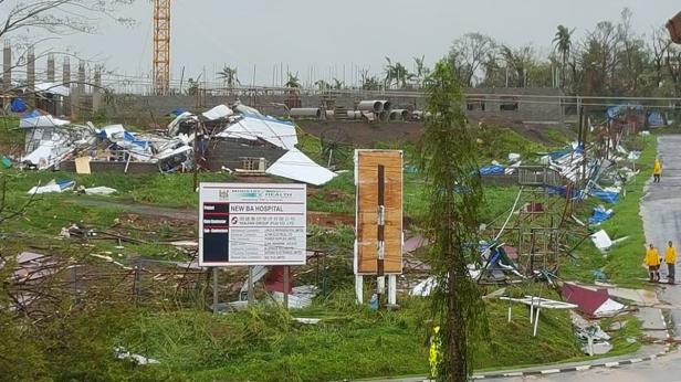 Die Baustelle des „New Ba Hospital“ wurde durch einen Sturm verwüstet.