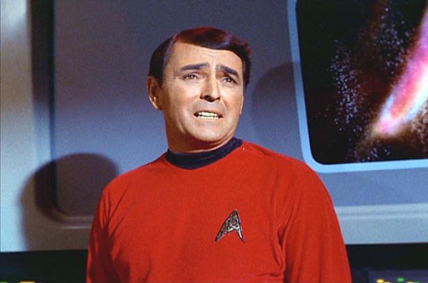 DeForest Kelley als Dr. McCoy in einer Szene aus „Star Trek“.